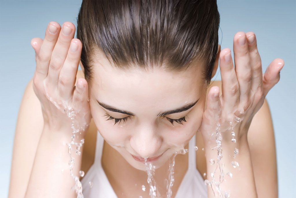wash your face with hands