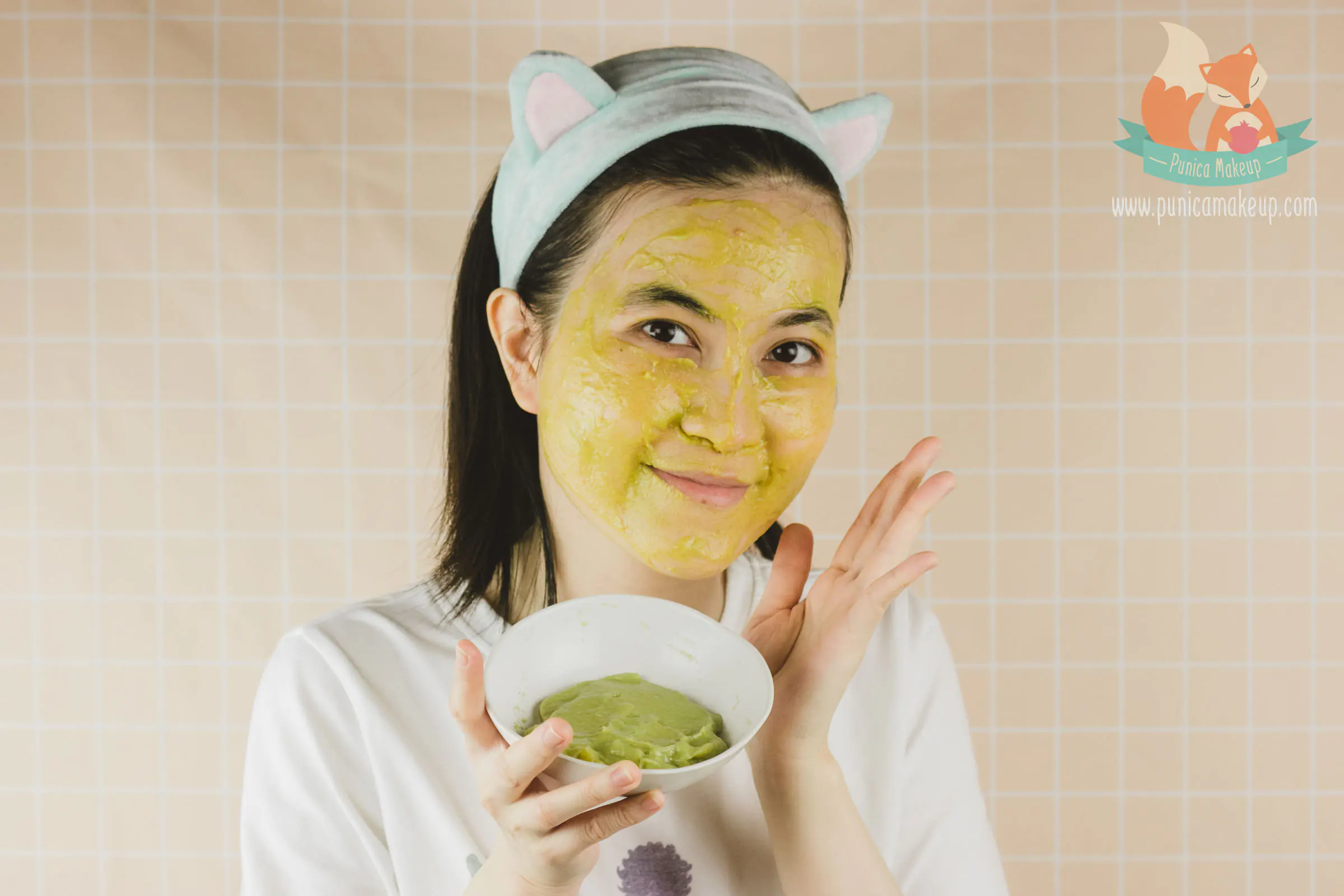 apply avocado jojoba oil and manuka face mask on skin